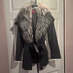 Gorgeous Carolina Herrera coat with fur collar size M